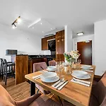 Center Business - Parking And Balcony - By Rentujemy Apartamento